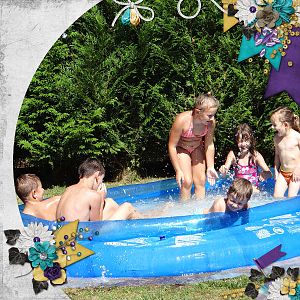 Play in the swimming pool !